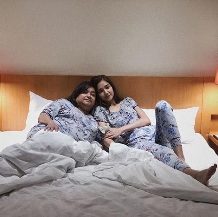 <p>Sebagai putri semata wayang, Mikha Tambayong dikenal sangat penurut dengan sang ibunda. (Foto: Instagram/miktambayong)</p>