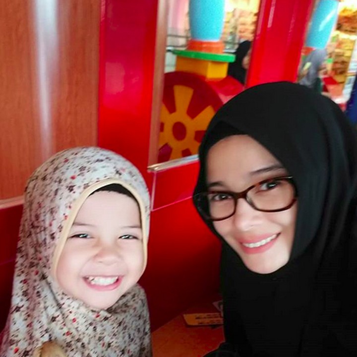 <p>Bunda <a href="https://hot.detik.com/culture/d-4167322/kenalin-putri-sulung-primus-lana-devina-yustisio-yang-cantik/3" target="_blank">Jihan Fahira </a>wefie dulu dengan anak sebelum hangout. Sama-sama cantik ya, Bun. (Foto: Instagram @truejf)</p>