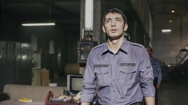 Film patriot 'Gundala' resmi tayang di bioskop pada Kamis (29/8). Beragam ulasan, baik pujian hingga kritikan dari netizen yang sudah menonton pun berseliweran.