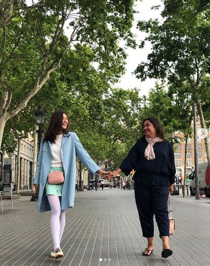 Hangatnya Kedekatan Mikha Tambayong dengan Sang Bunda