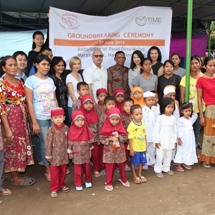 <p>Satu, dua, tiga, cheese! <a href="https://hot.detik.com/celeb/d-4275533/maia-estianty-tengah-urus-pernikahan-di-tokyo?_ga=2.85091484.40632065.1540632150-1941899435.1523874352" target="_blank">Irwan Mussry</a> foto ramai-ramai dulu. Foto: Instagram @Irwanmussry</p>
