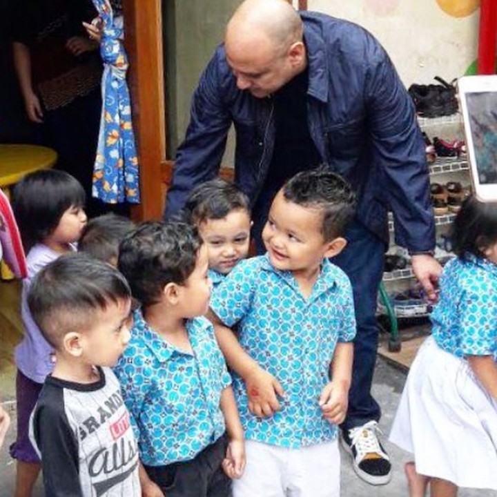 <p>Bersama anak-anak Paud di Malang. Ayo baris yang rapi ya. (Foto: Instagram @Irwanmussry)</p>