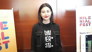 img-title Awkarin Heran Siapa Selebgram yang Review Makanan sampai Mau Meninggal
