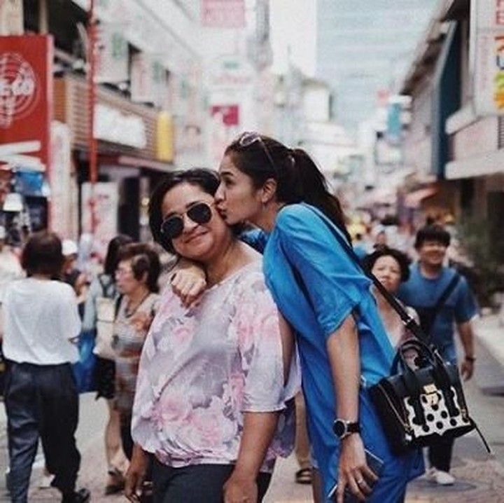 <p> Muach, Mikha beri ciuman sayang untuk Bunda saat lagi pelesiran di Tokyo. (Foto: Instagram @miktambayong)</p>