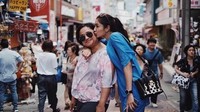<p> Muach, Mikha beri ciuman sayang untuk Bunda saat lagi pelesiran di Tokyo. (Foto: Instagram @miktambayong)</p>