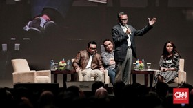 Acungkan Satu Jari, Gubernur Sulsel Bantah Dukung Jokowi