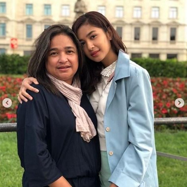 <p>Hangat banget lihat foto ini ya, Bun? <a href="https://www.cnnindonesia.com/olahraga/20180420141427-178-292255/mikha-tambayong-tegang-tonton-kekasih-di-final-ibl-2018" target="_blank">Mikha Tambayong</a> lengket banget sama Ibunya. (Foto: Instagram @miktambayong)<br /><br /></p>