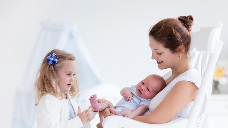 Menyusui dua anak sekaligus tentu nggak mudah ya, Bun. Lakukan tips ini agar tandem nursing berjalan lancar.