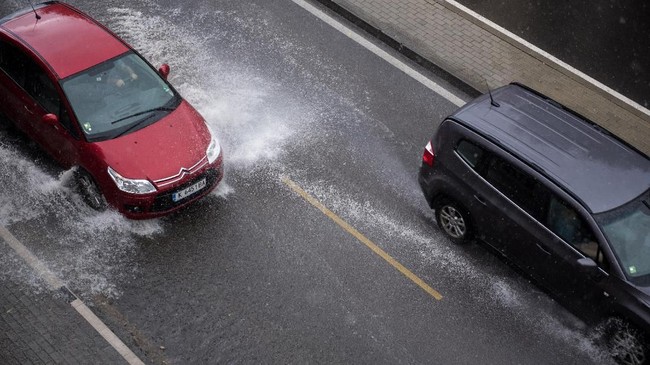 Paling penting untuk dilakukan, jangan mengerem mendadak setelah kena aquaplaning.