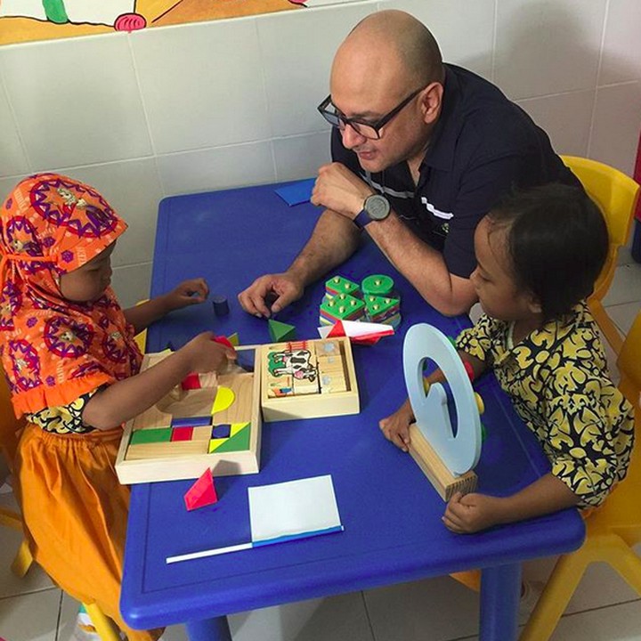 <p>Lagi main apa sama Ayah<a href="https://hot.detik.com/celeb/d-4275634/menebak-tanggal-pernikahan-maia-estianty-dan-irwan-mussry?_ga=2.118787852.40632065.1540632150-1941899435.1523874352" target="_blank"> Irwan Mussry</a>, Nak? (Foto: Instagram @Irwanmussry)</p>
