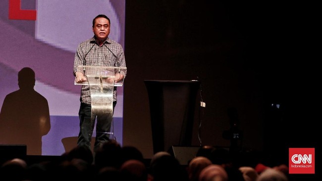 Meski memiliki hak pilih, Menpan RB Syafruddin menegaskan ASN tak boleh ikut berpolitik praktis. Jika ASN berpolitik praktis, katanya, negara bisa lumpuh.