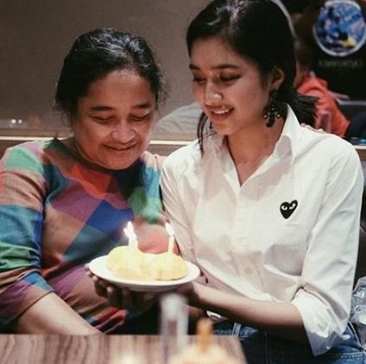 <p> Saat Bunda Deva ulang tahun. Selamat ulang tahun Bunda Deva, semoga sehat selalu. (Foto: Instagram @miktambayong) <br /><br /></p>