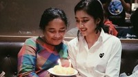<p> Saat Bunda Deva ulang tahun. Selamat ulang tahun Bunda Deva, semoga sehat selalu. (Foto: Instagram @miktambayong) <br /><br /></p>