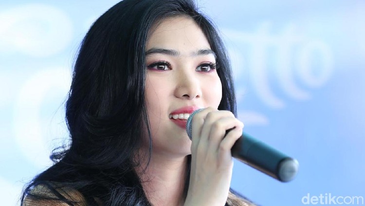 Bakat Menyanyi Isyana Sarasvati yang Sudah Terasah Sejak Kecil Sejak usia 7 tahun, Isyana Sarasvati sudah terbiasa menyanyi di atas panggung. Bunda, bisa mendorong si kecil agar sehebat Isyana juga, lho.