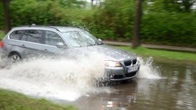 Siasat Antisipasi Aquaplaning Saat Melintasi Genangan Air