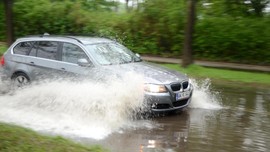Siasat Antisipasi Aquaplaning Saat Melintasi Genangan Air