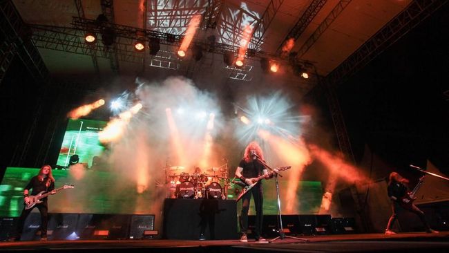 Gitaris Megadeth Dave Mustaine mengaku didiagnosis kanker tenggorokan, yang membuat Megadeth harus membatalkan mayoritas konsernya tahun ini.