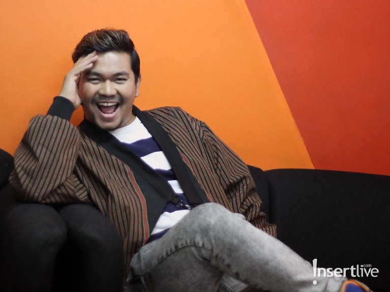 Meski berstatus penyiar radio sekaligus presenter, Indra Bekti, sangat terlibat dalam tumbuh-kembang anak-anaknya.