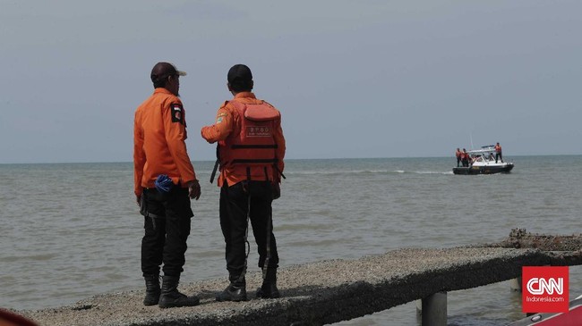 FOTO: Evakuasi Korban Lion Air JT-610 di Pantai Pakis