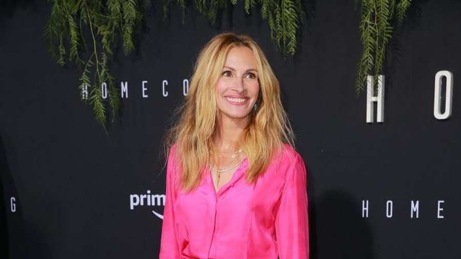 LOS ANGELES, CALIFORNIA - OCTOBER 24: Actor Julia Roberts attends the premiere of Amazon Studios' 