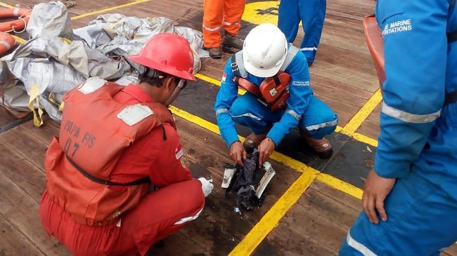 Pihak Basarnas telah menemukan titik diduga pesawat Lion Air Jatuh di laut dekat Karawang. Indikasinya ada serpihan pesawat, benda, dan bagian tubuh.