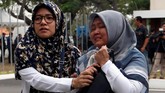 FOTO: Duka Keluarga Korban Jatuhnya Pesawat Lion Air JT610 Lion Air JT-610 jatuh di Karawang, Jawa Barat. Sebanyak 181 penumpang dan 8 awak diduga tak selamat.