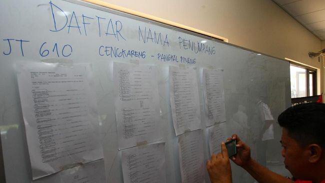 Istri Penumpang Pingsan Dengar Kabar Lion Air Jatuh Istri penumpang Lion jatuh pingsan mendengar kabar pesawat yang ditumpangi suaminya jatuh di perairan Karawang.