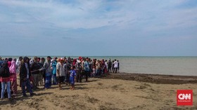 Warga Karawang Jejali Lokasi Pencarian JT-610