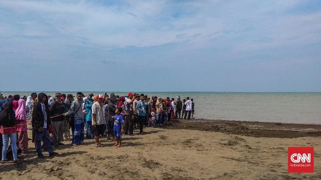 Kawasan pesisir yang saban hari menjadi tempat kapal-kapal nelayan berlabuh dipenuhi warga yang ingin melihat pencarian dan evakuasi pesawat Lion Air JT-610.