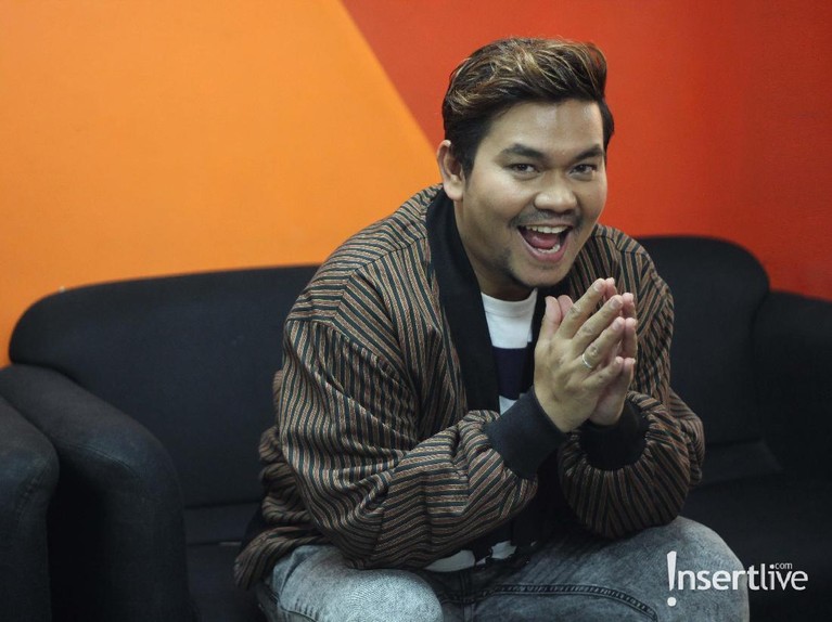 Meski berstatus penyiar radio sekaligus presenter, Indra Bekti, sangat terlibat dalam tumbuh-kembang anak-anaknya.