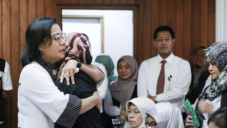 21 Pegawai Kemenkeu menjadi korban jatuhnya pesawat Lion Air JT 610. Menteri Keuangan Sri Mulyani berikan pelukan hangat untuk keluarga korban korban.
