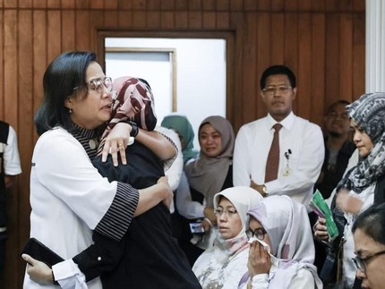 Peluk Hangat Sri Mulyani untuk Keluarga Korban Lion Air