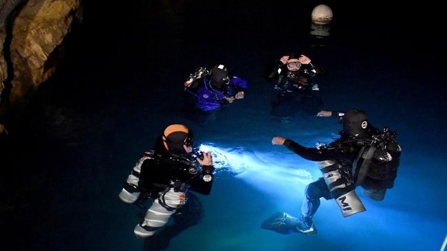 Di tengah kesibukan jalanan yang penuh kendaraan bermotor dan turis, ternyata ada "labirin" bawah laut di Budapest.