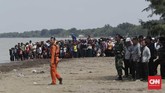 FOTO: Evakuasi Korban Lion Air JT-610 di Pantai Pakis Basarnas dan TNI dengan menggunakan peralatan seperti ROV coba mengevakuasi korban pesawat Lion Air JT-610 yang jatuh di Tanjung Karawang.
