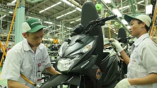 PT Astra Honda Motor (AHM) memprediksi penjualan sepeda motor tahun depan bakal stagnan alias melesu dari angka penjualan tahun ini yang dipatok 4,5-4,7 unit.