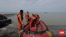 FOTO: Evakuasi Korban Lion Air JT-610 di Pantai Pakis