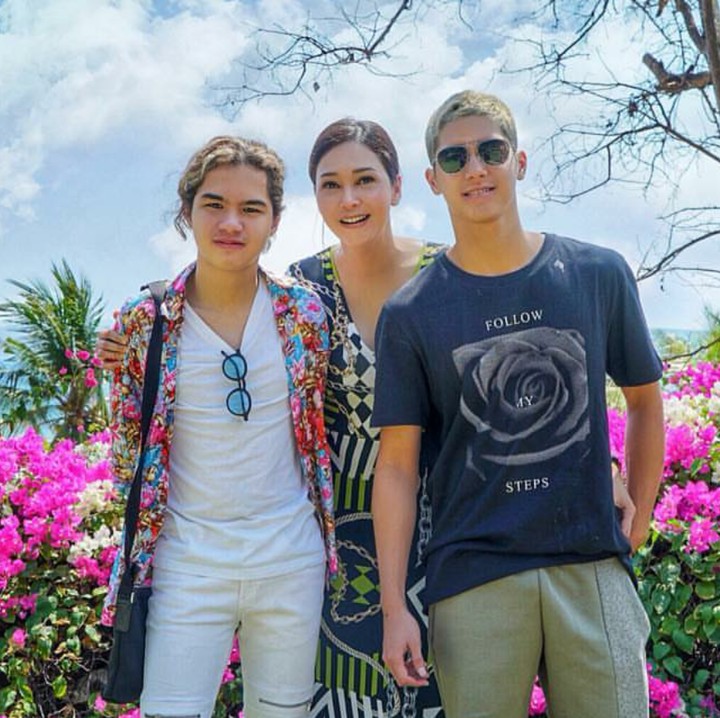 <p>Seru! Ketika <a href="https://hot.detik.com/celeb/d-4277855/al-ghazali-dan-kekasih-posting-foto-masjid-tempat-maia-estianty-nikah?_ga=2.75000466.104136303.1540779567-1198794712.1536556213" target="_blank">Maia Estianty</a> liburan ke Sumbawa bareng Al dan Dul. (Foto: Instagram/beril_photo via maiaestiantyreal)</p>