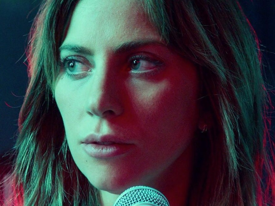 Film A Star is Born dapat banyak pujian dan review positif dari penonton dan kritikus film. Film ini juga telah memiliki keuntungan lebih dari 126 juta dolar.