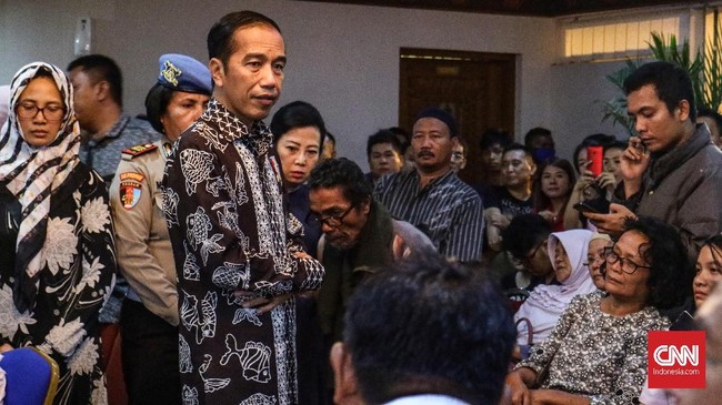 Kembali kunjungi posko evakuasi Lion Air di Tanjung Priok, Presiden Joko Widodo menggelar rapat terbatas untuk mendengarkan laporan terbaru tim gabungan.