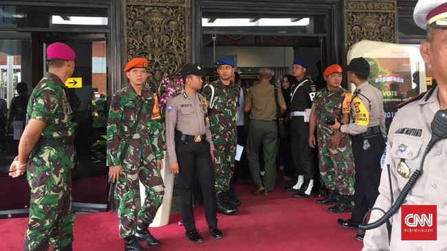 Keluarga korban pesawat jatuh Lion Air JT-610 mendatangi Bandara Soekarno-Hatta. Mereka diletakkan di ruangan crisis centre sambil menunggu Jokowi tiba.