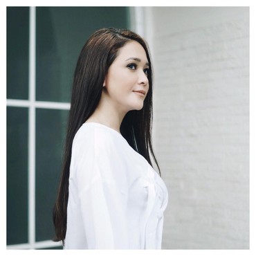 Maia Estianty Foto Mesra dengan Suami, Netizen: Allah Maha Adil