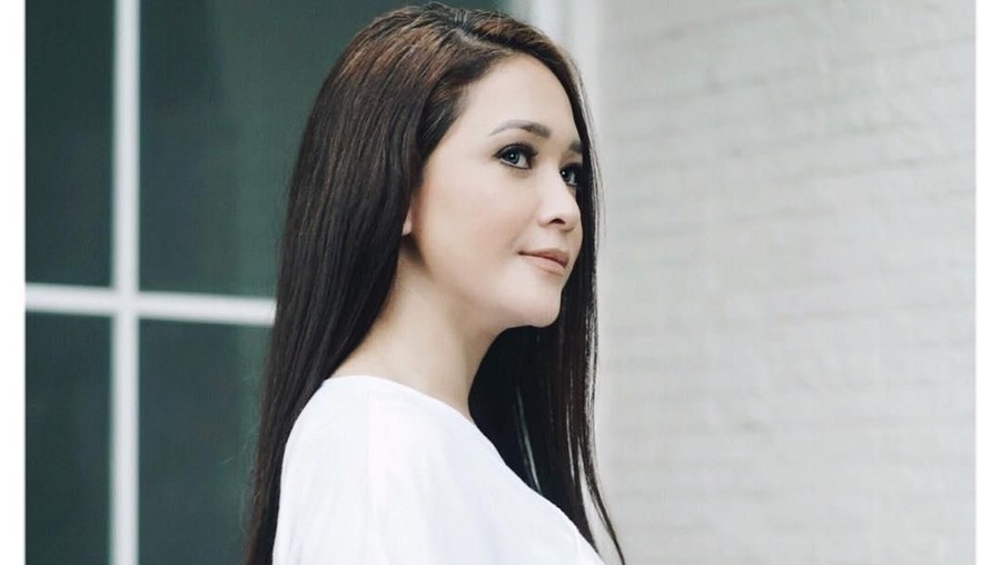 Unggahan foto mesra Maia dan Irwan Musry membuat sejumlah netizen baper. 