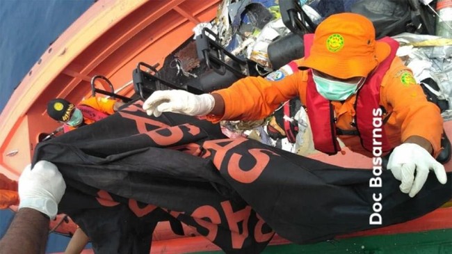Empat kantong jenazah berisi potongan tubuh korban pesawat Lion Air JT-610 dibawa ke Posko utama Basarnas di JICT, Tanjung Priok.