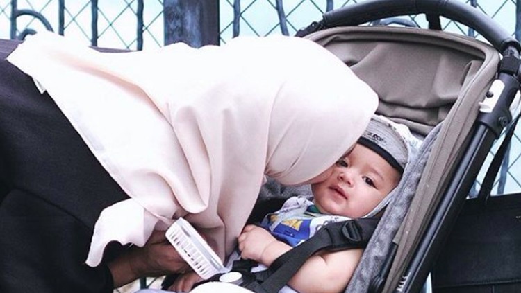 Bocah 8 bulan bernama Eimar ini sakit croup, sejenis infeksi saluran napas, Bun. Apa yang menyebabkan Eimar mengalaminya? Berikut curhat sang bunda.