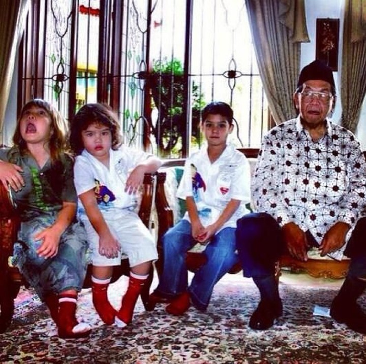 <p>Wah momen bersejarah Al, El, Dul dengan almarhum Gus Dur nih. El awas mulutnya jangan dibuka lebar banget, nanti masuk lalat, he-he-he. (Foto: Instagram @alghazali7)<br /><br /></p>
