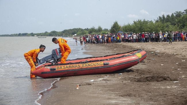 Lokasi pantai terletak kurang lebih 45 kilometer dari ibu kota Karawang, di antara Kabupaten Subang dan Kabupaten Karawang.