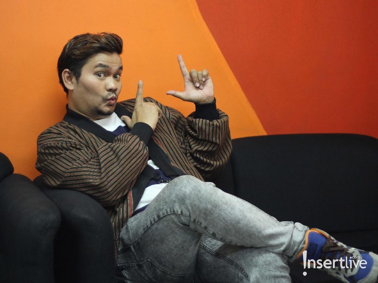 Meski berstatus penyiar radio sekaligus presenter, Indra Bekti, sangat terlibat dalam tumbuh-kembang anak-anaknya.