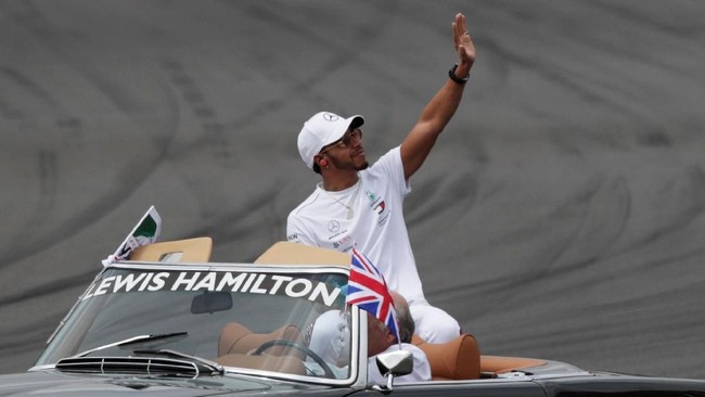 Lewis Hamilton menyebut bahwa dunia balap F1 akan merindukan sosok Alonso yang memutuskan pensiun akhir musim tahun ini.