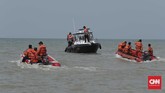 FOTO: Evakuasi Korban Lion Air JT-610 di Pantai Pakis Basarnas dan TNI dengan menggunakan peralatan seperti ROV coba mengevakuasi korban pesawat Lion Air JT-610 yang jatuh di Tanjung Karawang.