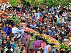 Tradisi Lebaran Ketupat di Bali dan NTB: Ketog Semprong-Perang Topat